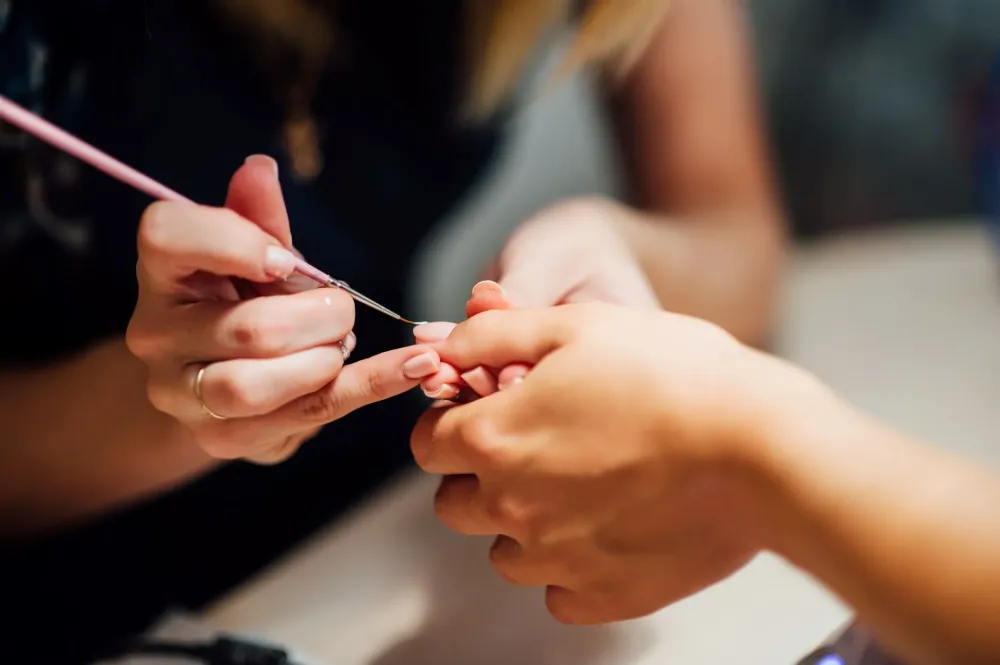 pose de vernis semi-permanent près de Doue